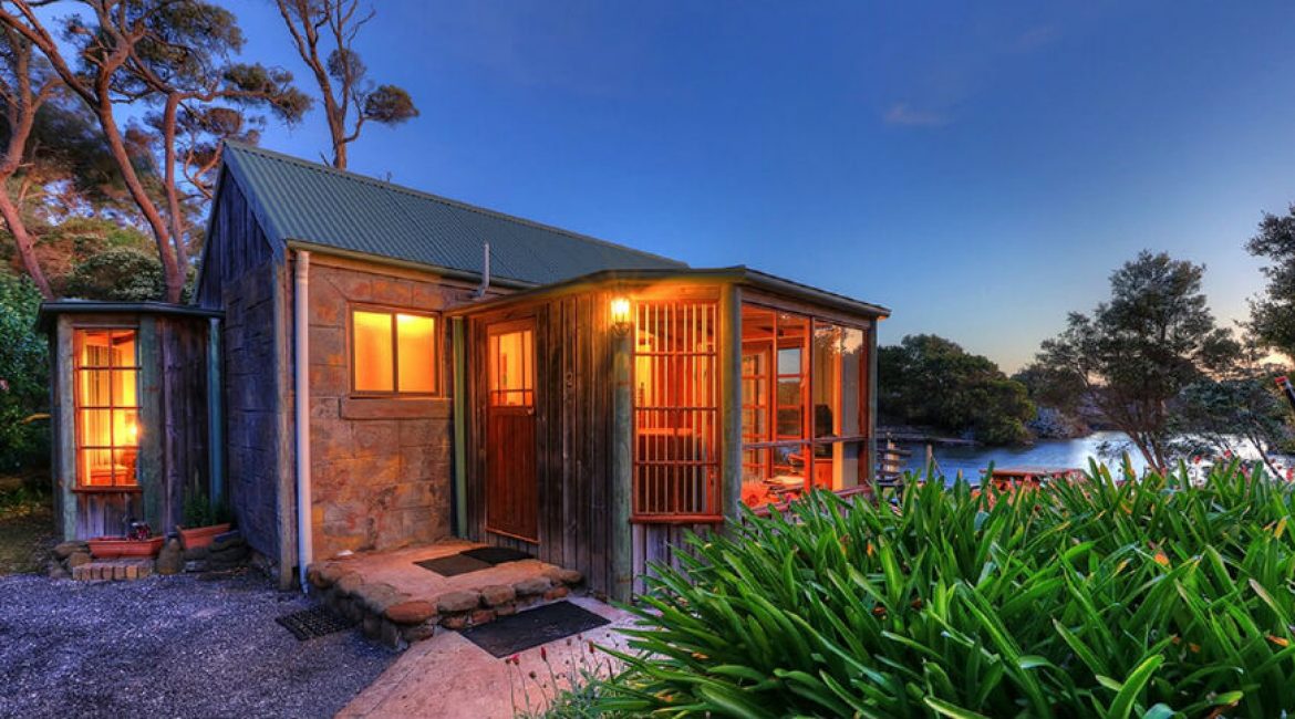 Stanley Lakeside Spa Cabins